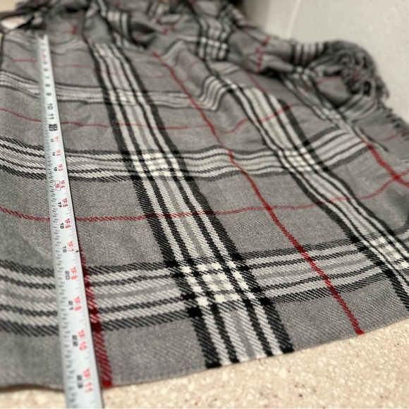 V Fraas Soft & Cozy Poncho Serape Wrap Ruana in Gray & Red Plaid Scottish NWT - Picture 10 of 16